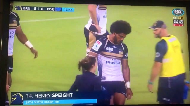 Elle vient interviewer ce joueur de rugby en plein match après son essai !