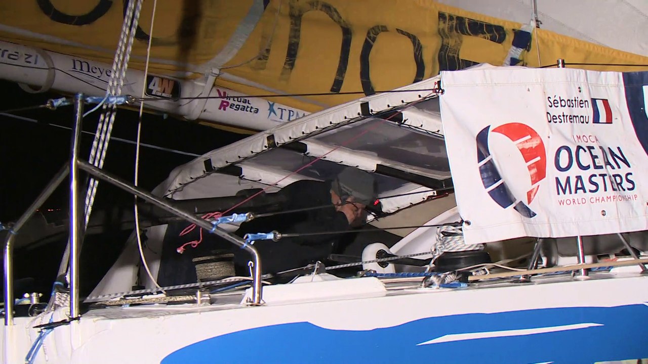 J124 : Passage de la ligne d'arrivée de Sébastien Destremau / Vendée Globe