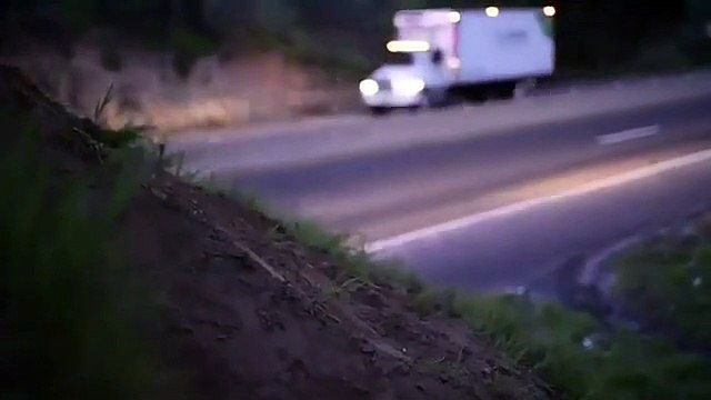 Un motard fait des sauts incroyables au-dessus d’une autoroute