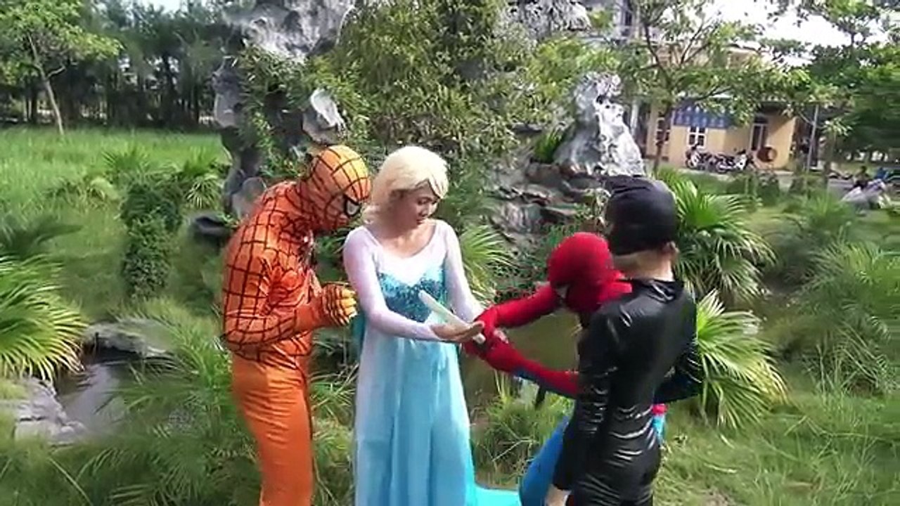 Reaper vs Spiderman vs Elsa espada de batalla Rosas SpiderGirl la Diversión de los Superhéroes de la película en la real li