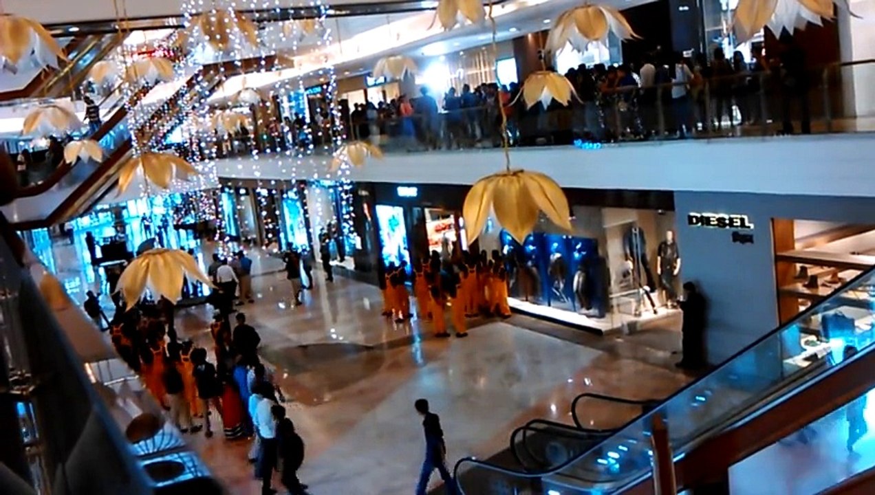 GHOST FOLLOW GIRL IN SHOPPING MALL! Mall CCTV Caught Ghost