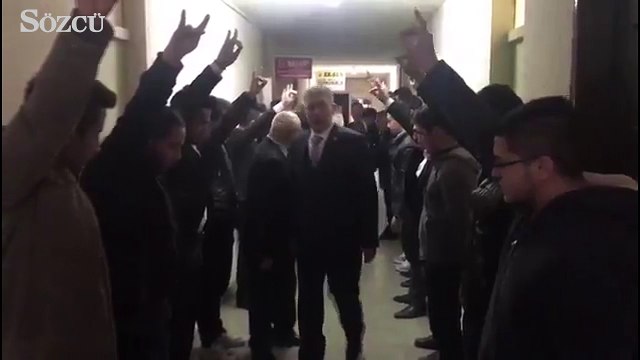 AKP'li vekil ve başkana Ülkücülerden bozkurtlu karşılama