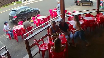 Elle découvre son mari avec une autre femme sur la terrasse d'un café..