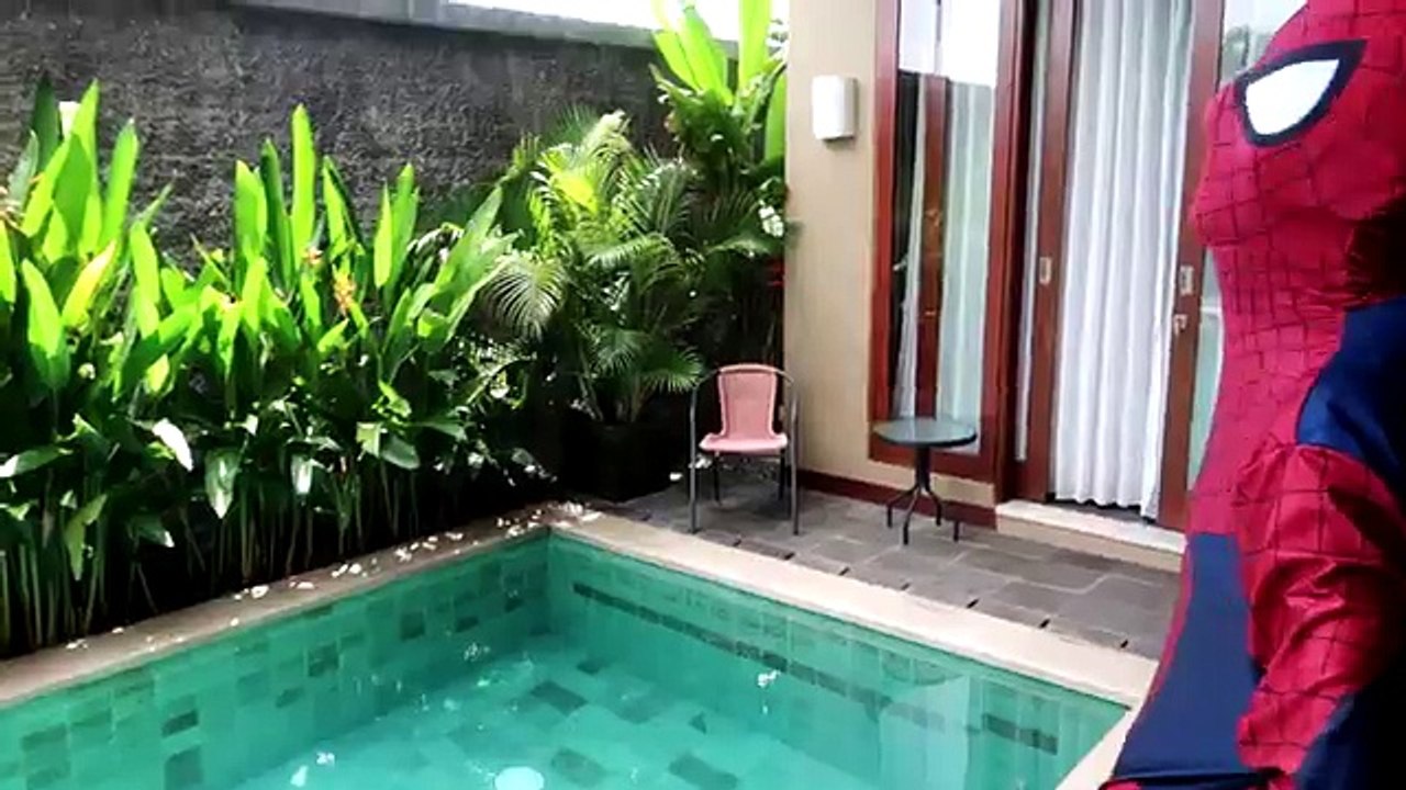 SPIDERMAN VS FROZEN ELSA Baby PRANK POOP ON FEET! w/ Police Hulk Bella Anna Joker Superher