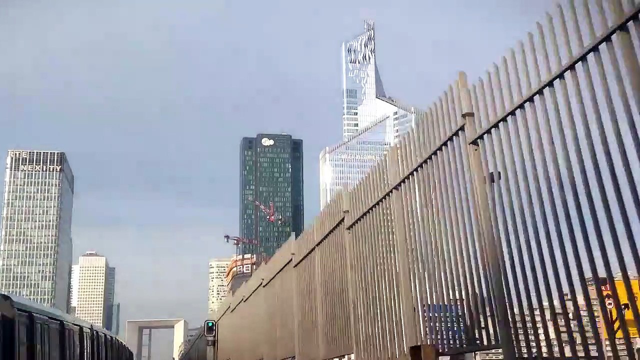 Enseigne Lumineuse LED pour Ernst & Yound et Euler à La Défense par Exo Signs