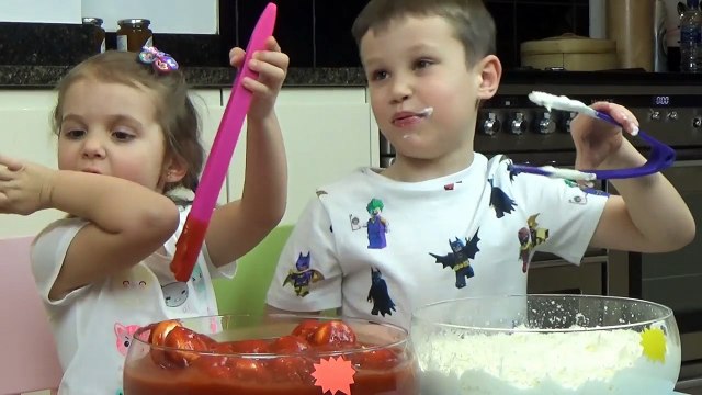 ЕДА в СОУСЕ Челлендж Макс и Катя полностью испачкались как bad baby Съешь съедобное или НЕсъедобное