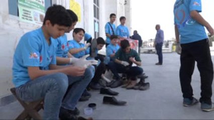 Öğrenciler 'Alınlarımız Ak, Camilerimiz ve Ayakkabılarımız Pak' Projesi ile Cami Cemaatinin...
