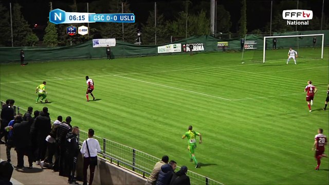 Jolie ciseau dans la surface mais la frappe n'est pas cadrée.