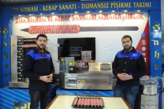 Ne de Olsa Antepli! 8 Saniyede Kıymayı Şişe Desenli Saplayan Makine Üretti