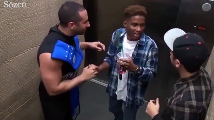 Asansörde karşınıza Mortal Kombat çıkarsa!