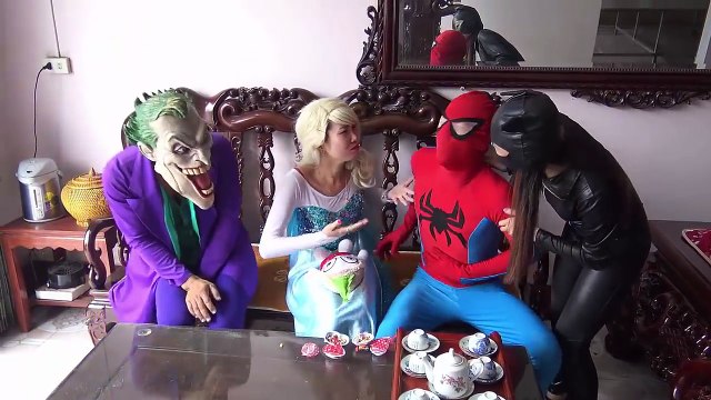 Человек-паук против Эльза туалет выход гигант сюрприз Яйца Веселая джокер шутки дисней сверхъестественный