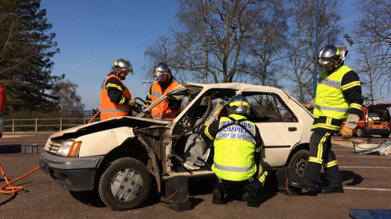Une manœuvre de désincarcération par les pompiers de Vire