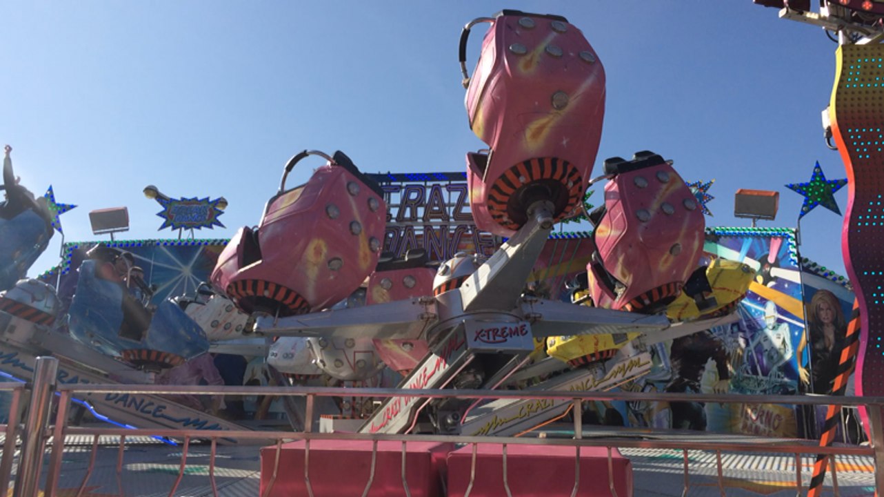 Premier tours de manège à la fête foraine