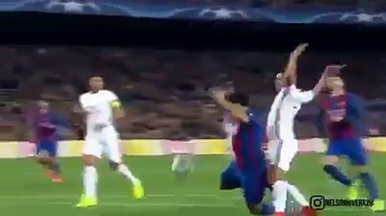 Barça - PSG : la simulation de Luis Suarez parodiée à l’infini