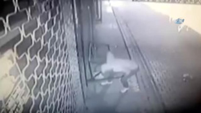 Hırsızlar, Demir Kesme Makasıyla Marketi Böyle Soydu