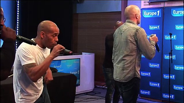 IAM chante en live Monnaie de singe , extrait de leur nouvel album Rêvolution