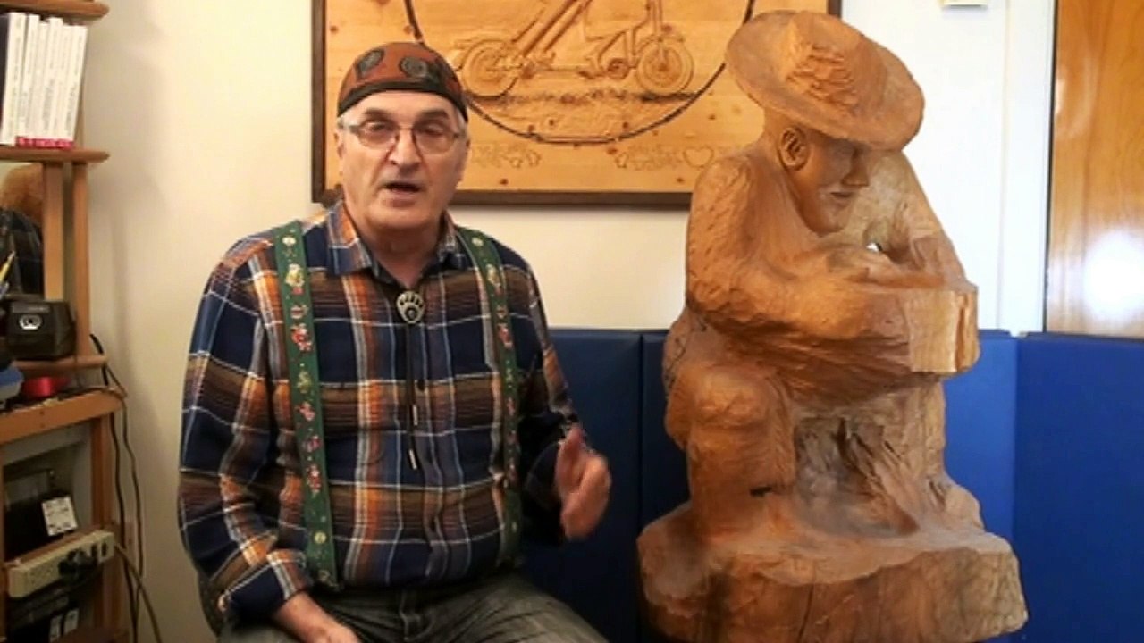 Le Chercheur d'Or. Sculpture sur pin.
