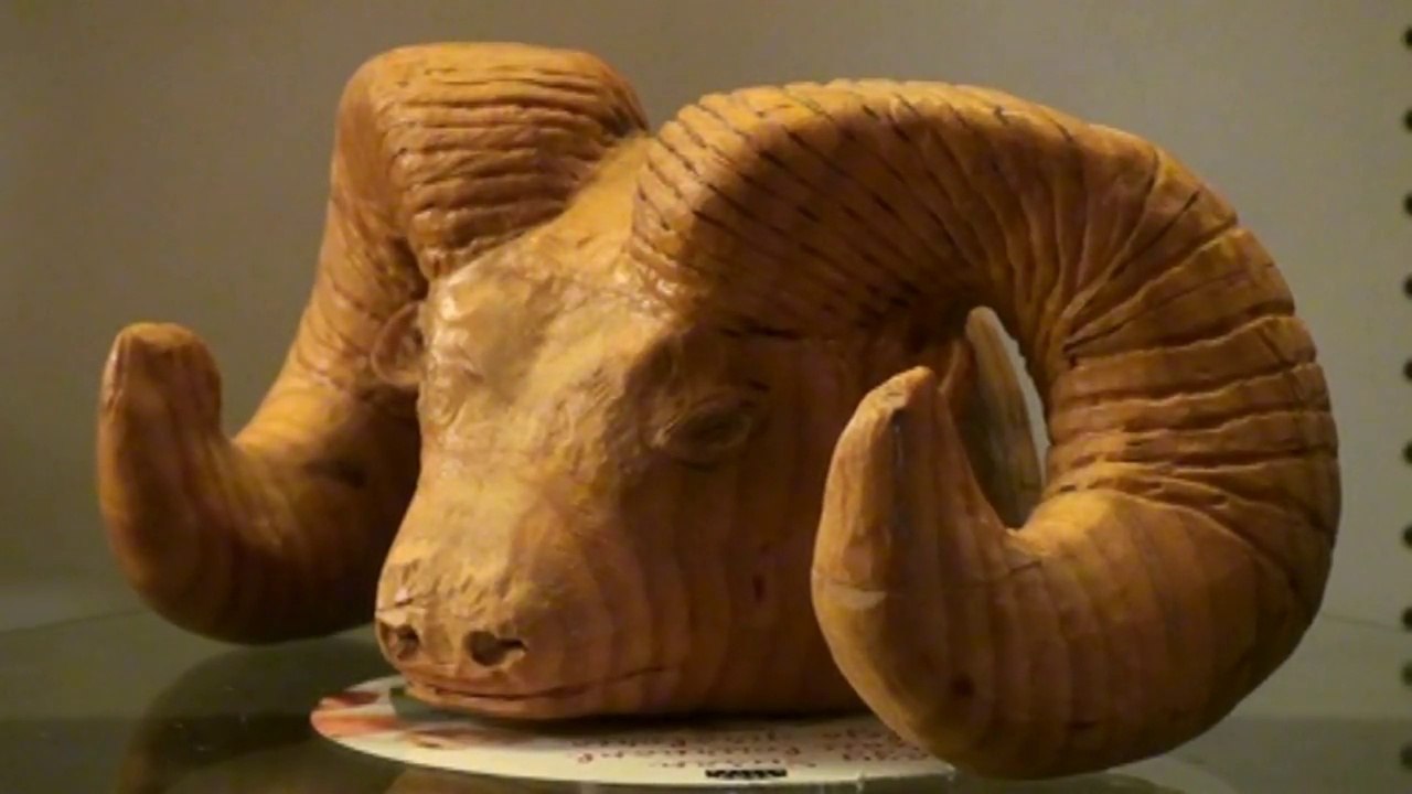 La Chèvre de montage et le secret. Sculpture sur bois.