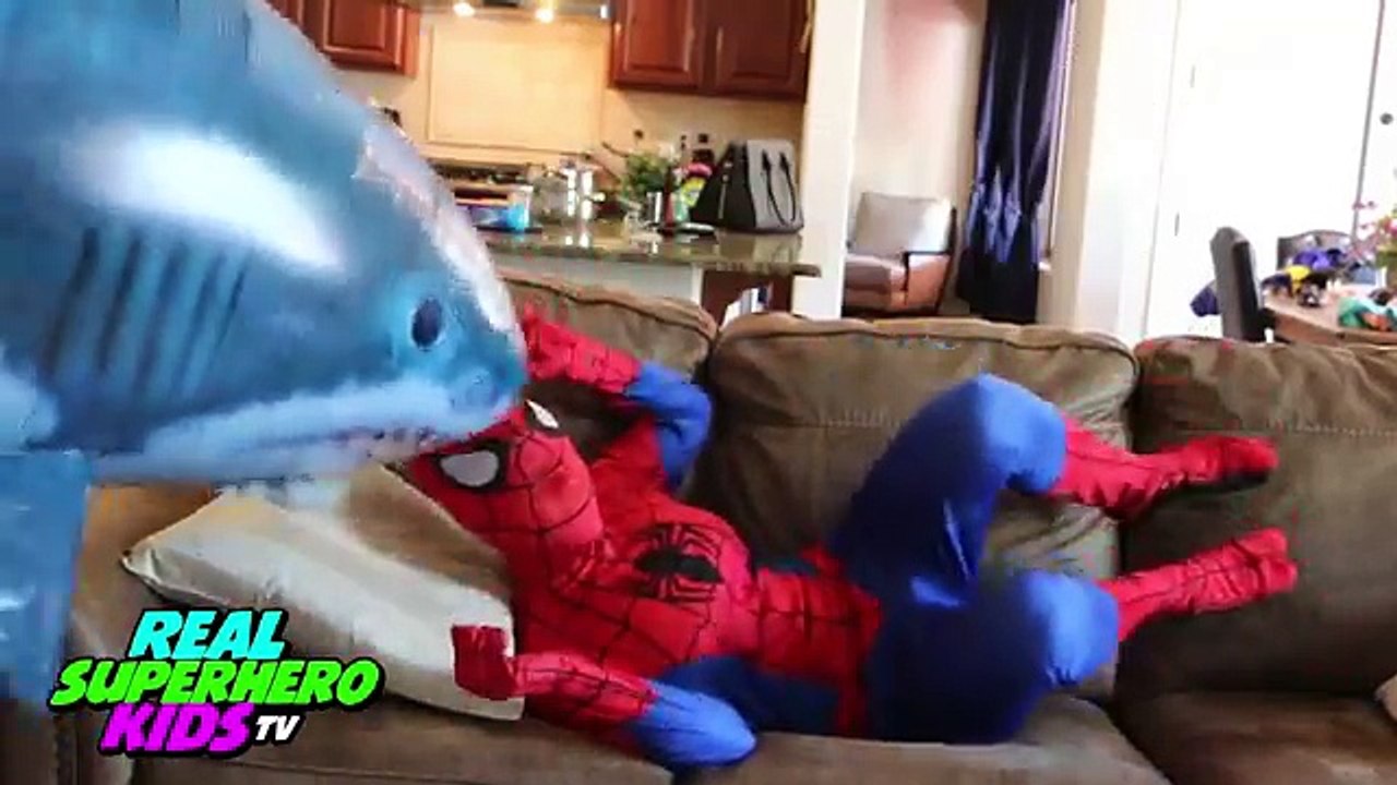 SPIDERMAN vs JOKER! Joker Poo Colored Balls w/ Pink Spidergirl Frozen Elsa - Fun Superhero