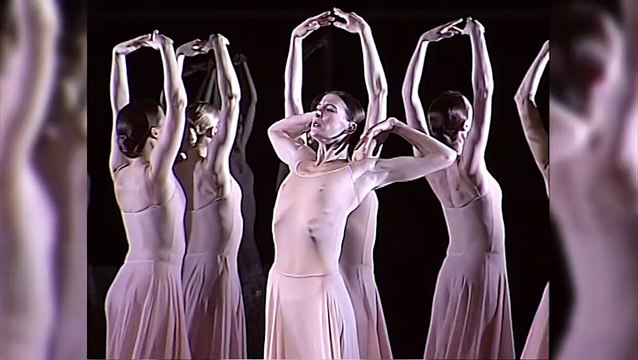 MAGNIFIQUE ! totale adequation entre musique et danse ! j adore les chorés de Pina Bausch. Regardez le film pina :des chorés emouvantes