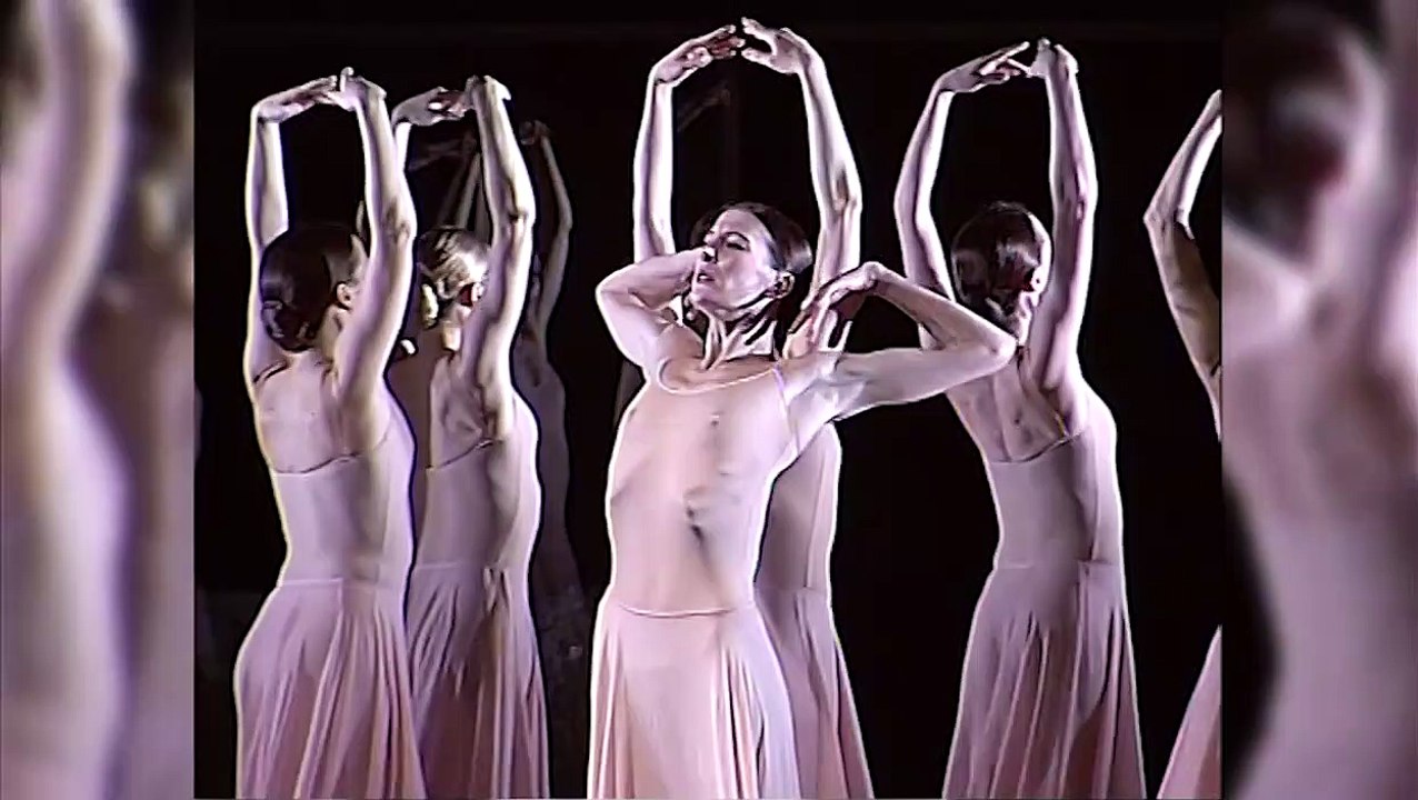 MAGNIFIQUE ! totale adequation entre musique et danse ! j adore les chorés de Pina Bausch. Regardez le film "pina":des chorés emouvantes