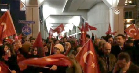 Hollanda'da Türkler Rotterdam Konsolosluğu Önünde Toplandı