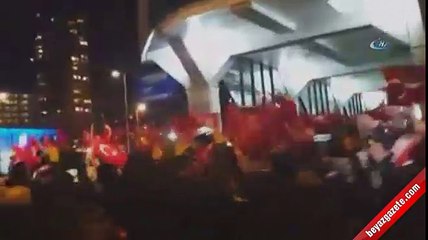 Hollanda'da tepkiler sürüyor