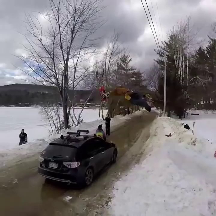 Cet homme boit une bière pendant un backflipe