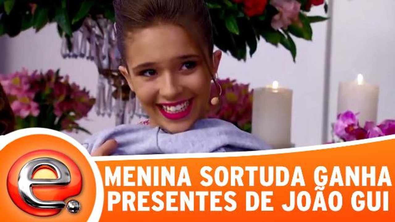 João Gui dá presentes para fã!