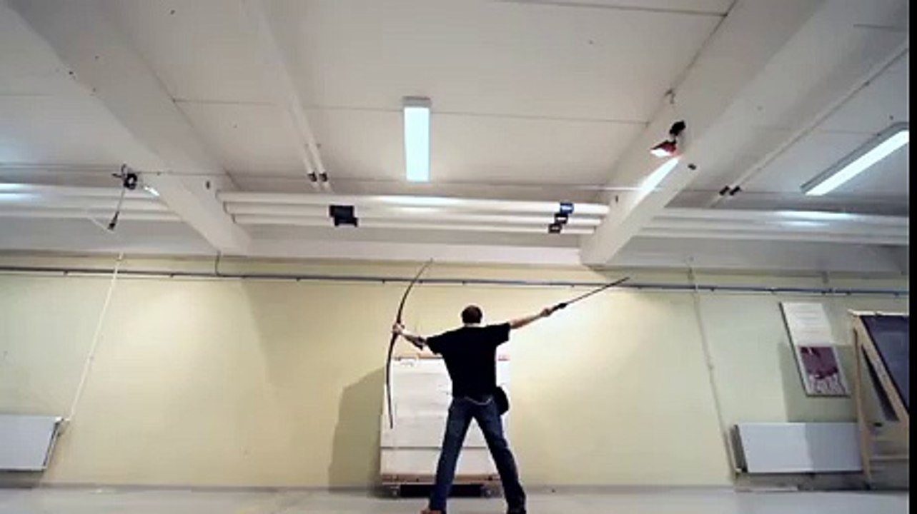 Next-level-archer-Lars-Andersen-splits-an-incoming-arrow