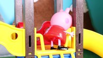 ❤ PEPPA PIG ❤ Peppa Vomita en el Baño | Aventuras de Juguetes para Niños