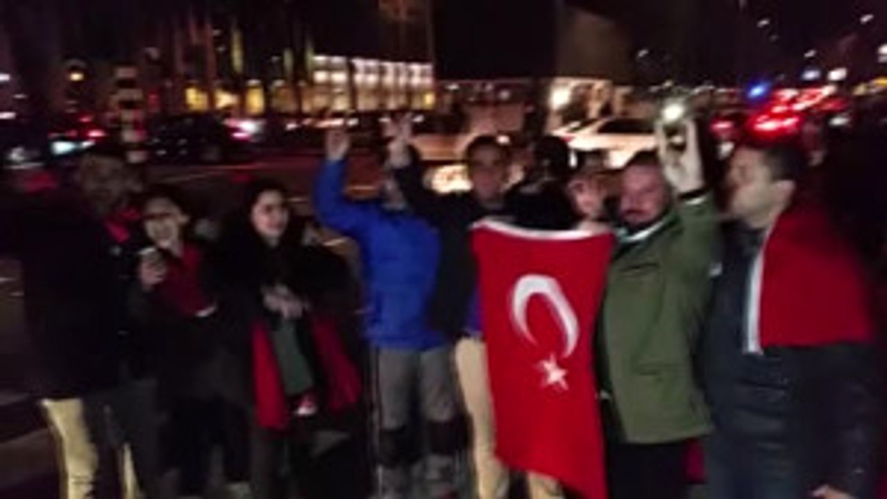 Hollanda'daki Türklerden Konsolosluk Önünde Protesto