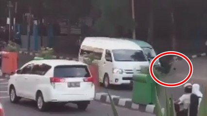 Detik Detik Insiden Penabrakan Driver Grab oleh Supir Angkot di Tangerang