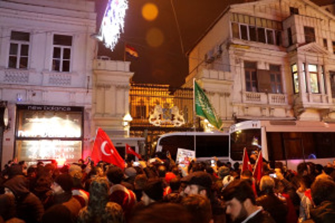Hollanda Elçilikleri Giriş-Çıkışlara Kapatıldı