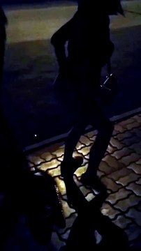 Шок! Пьяная девушка показала задницу на улице