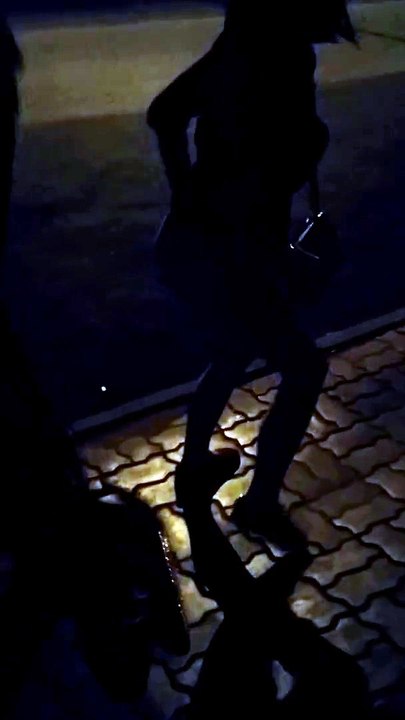 Шок! Пьяная девушка показала задницу на улице