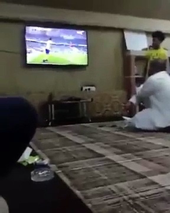 مشجع سعودي يكسر الشاشة غضبا بعد هدف كهربا في نهائي كأس ولي العهد