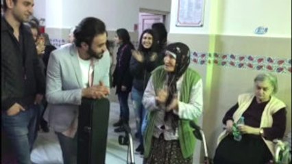 Darülaceze Sakinleri Gençlerle Şarkı Söyledi
