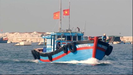 Vietnamese fishermen defy South China Sea ban
