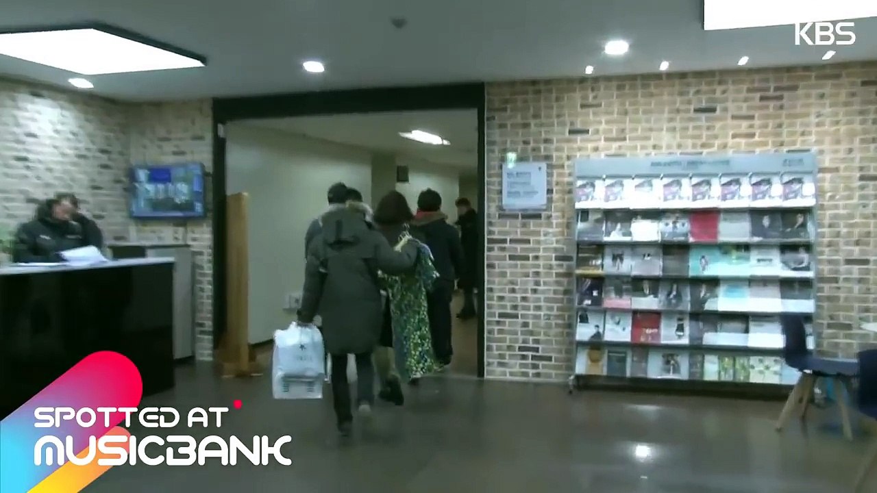 [CUT] 170210 Spotted at Musicbank  - VROMANCE (2)