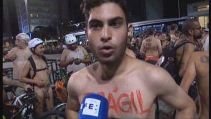 Ciclistas se desnudan en Brasil para mostrar su "fragilidad" en la carretera