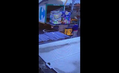 Un livreur carrefour fait une grosse erreur en déchargeant sa livraison.