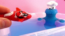 Play Doh Krümelmonster badet im Tinti-Wasser und will Robo-Fische fressen?! Witzige Demo