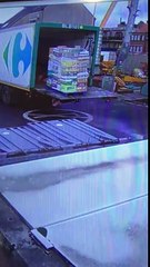 Un chauffeur Carrefour fait le boulet pendant une livraison