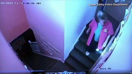 Une assistante maternelle surprise en train de pousser une petite fille dans les escaliers