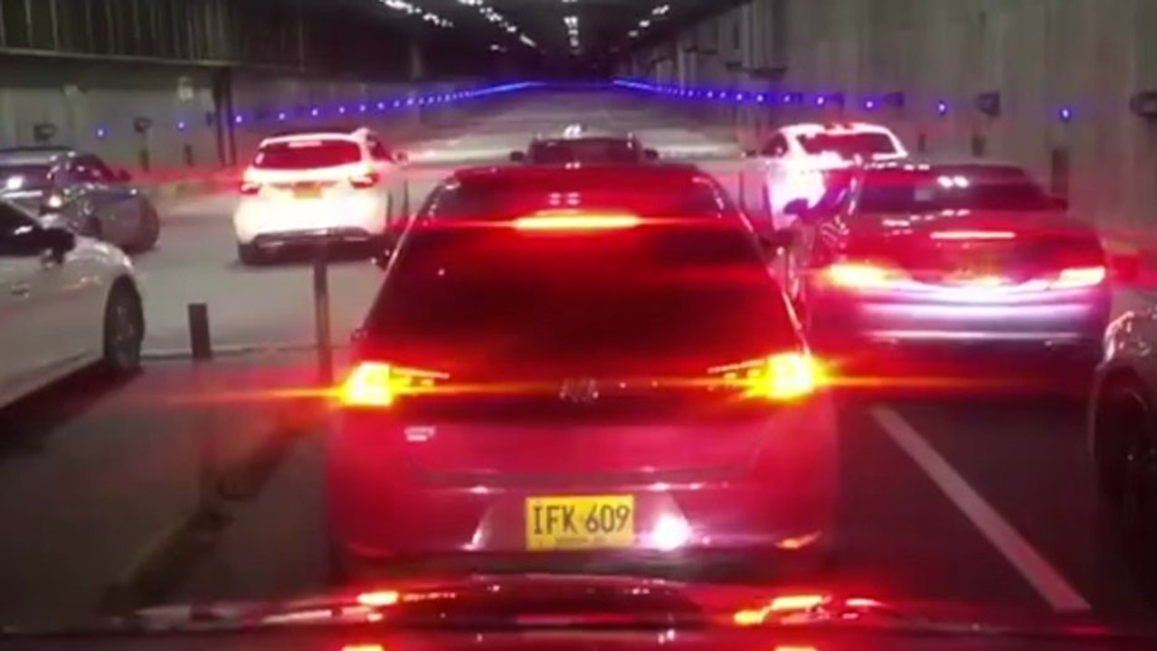 Une course urbaine dans un tunnel qui fini très mal pour une mercedes
