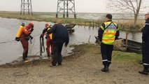 Une voiture repêchée dans les marais