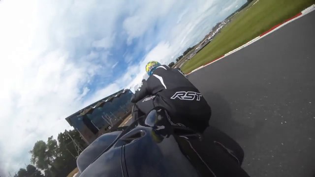 Enorme crash à moto sur circuit - GSXR 600