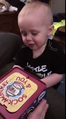 Ce bébé va avoir la peur de sa vie! Bim