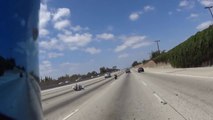 Ce motard tente une roue sur l'autoroute et se crash bien comme il faut